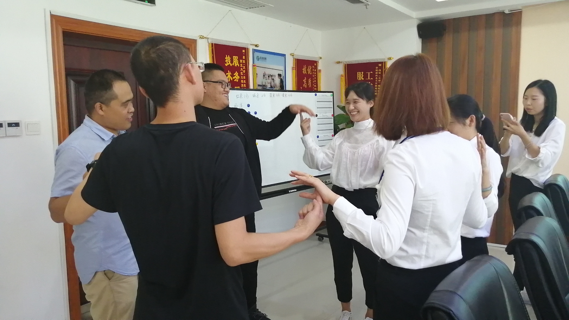 游戏互动-抓逃手指.jpg